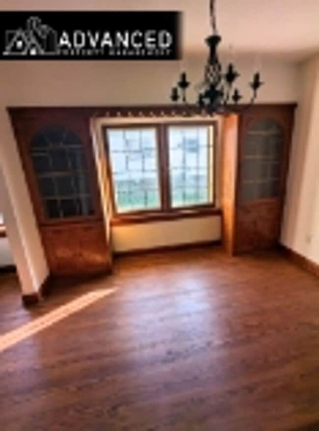 Building Photo - Charming 2-Bedroom Lower Unit in Milwaukee’s Tippecanoe Neighborhood – Available Now!