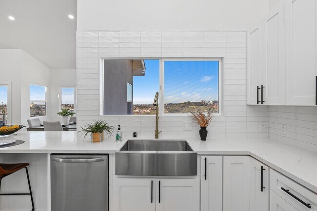 Building Photo - 700 Selma Pl