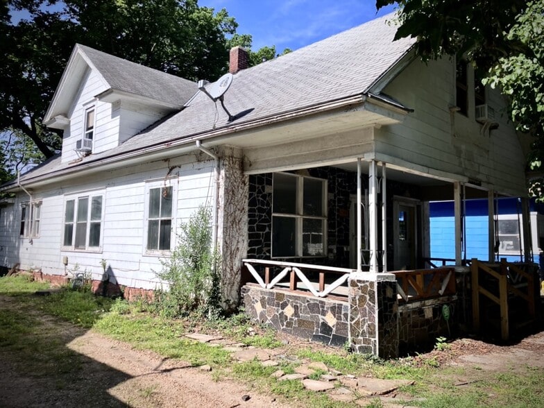 Building Photo - 2505 E 2nd St N