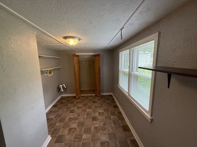 Building Photo - Newly Renovated 2 Bed / 1 Bath Grandview Home with Hardwood Floors & Deck