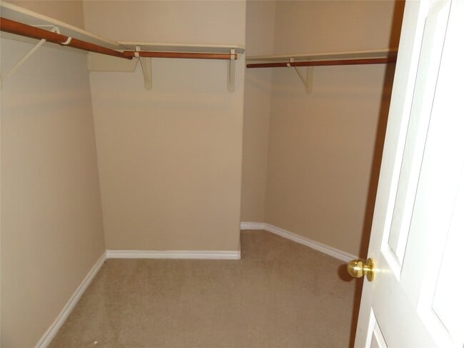 Building Photo - 1550 Village Way Dr