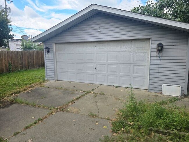 Building Photo - 1037 Birchwood Ave