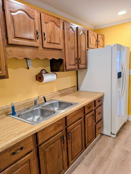 Building Photo - 65 N Summer St