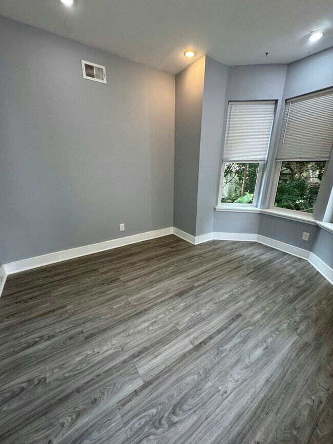 Building Photo - 1522 N Willington, Unit 2