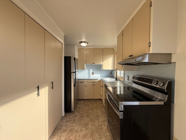 Building Photo - Charming 4 Bed, 2 Bath w/ Garage!