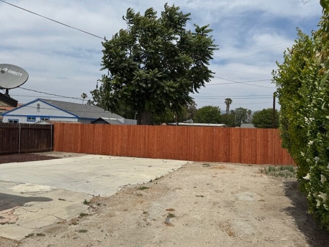 Building Photo - 2 Bedroom Bungalow in Simi Valley