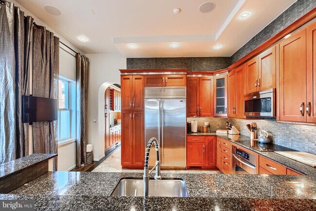 Building Photo - 1301 Hull St