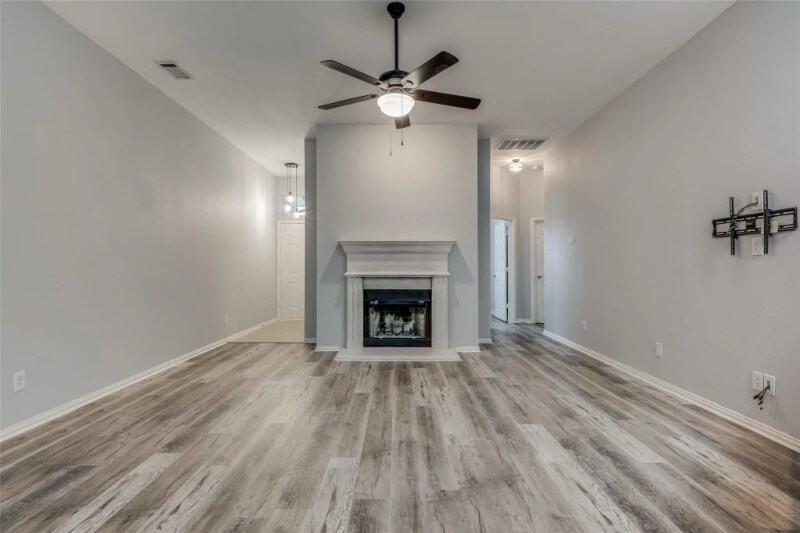 Building Photo - 1610 Poinsettia Blvd