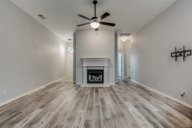 Building Photo - 1610 Poinsettia Blvd
