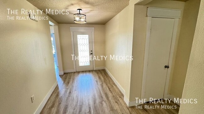 Building Photo - 1040 Elderberry Dr