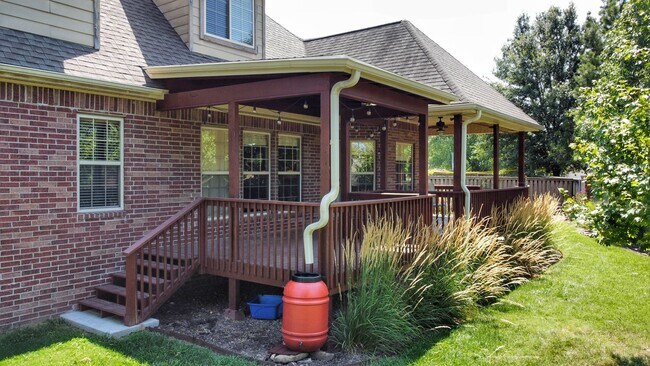 Building Photo - 1501 NE Greenbrier Ct