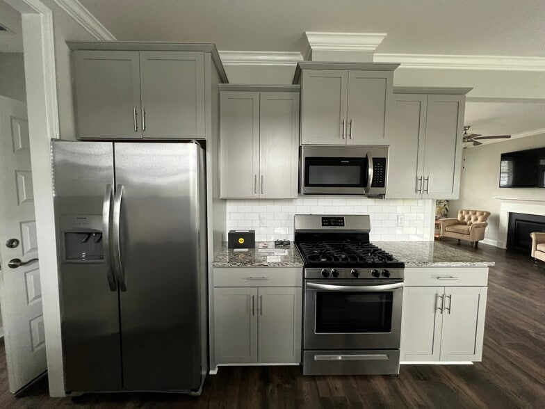 Gas range - 1230 Big Field Dr