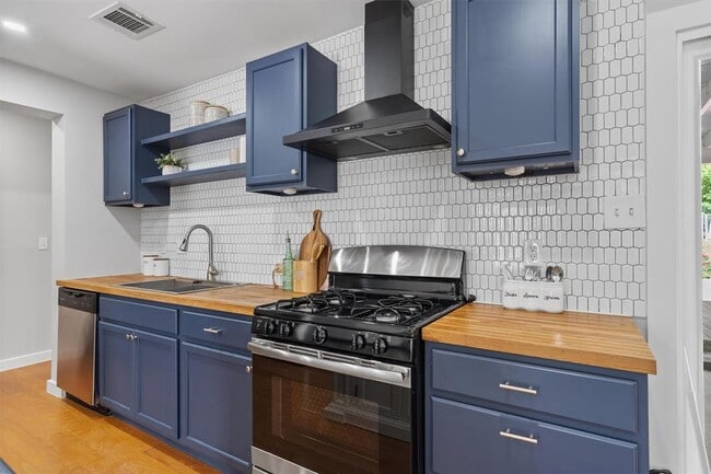 Building Photo - 3400 Santa Fe Dr