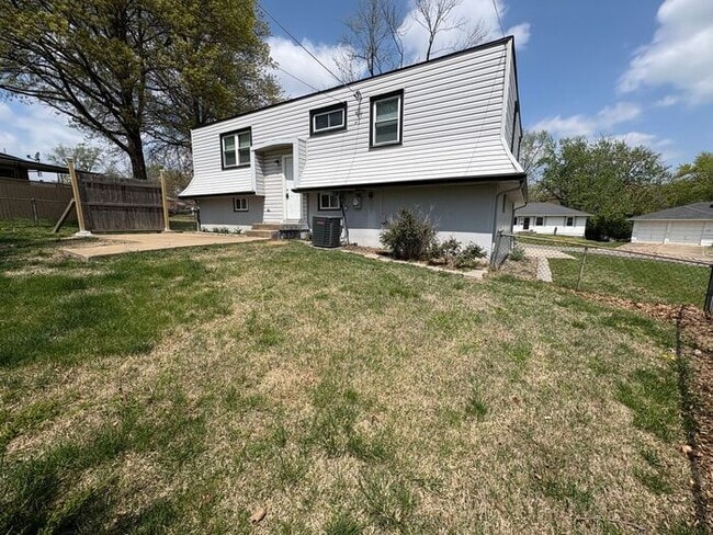 Building Photo - Comfortable 3-Bedroom Home with Fenced Yar...