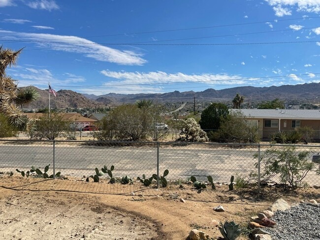 Building Photo - Joshua Tree home with views, views, views....