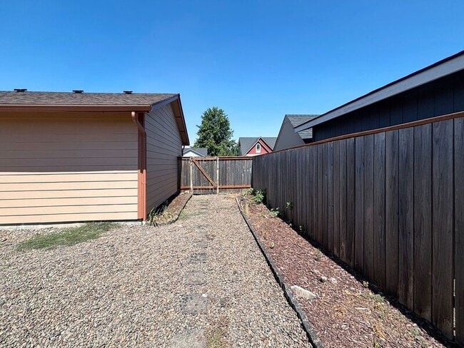 Building Photo - 882 Smith St