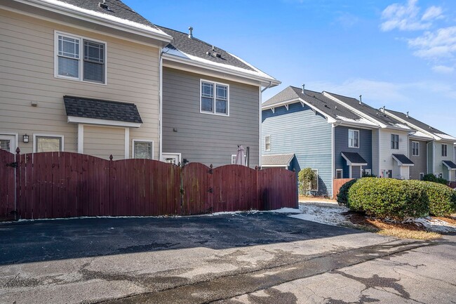 Building Photo - ADORABLE AND COZY-Come see this townhome i...