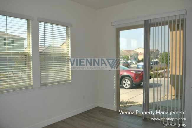 Building Photo - 2128 Somers St