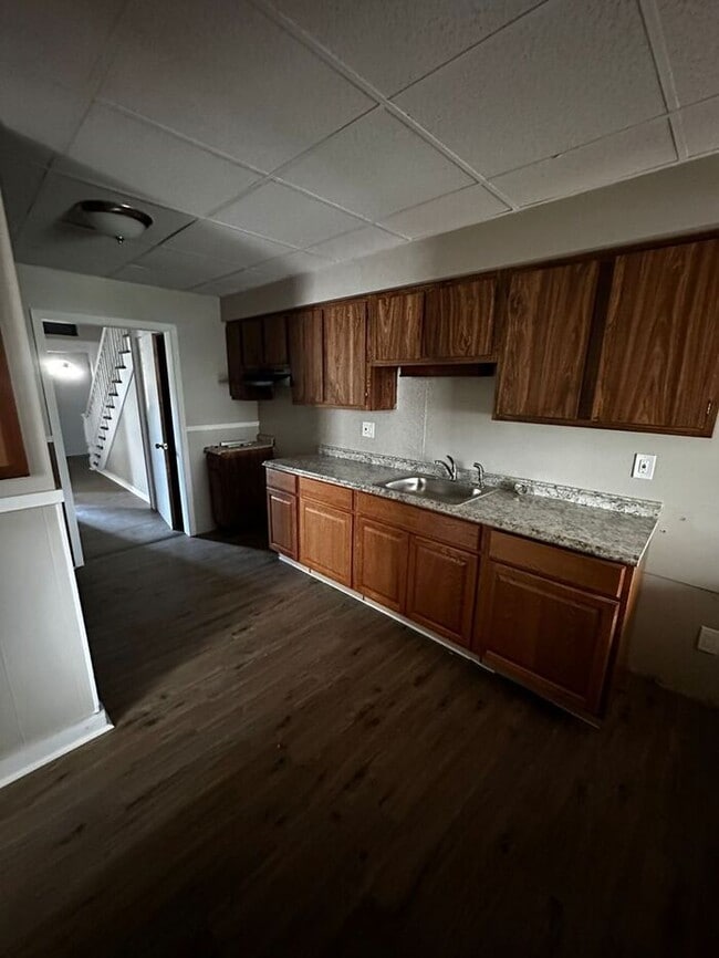 Building Photo - 3 Bedroom | 2 Bathroom | $1,400