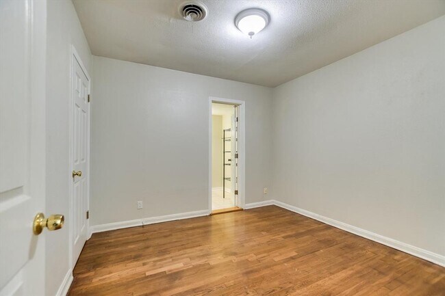 Building Photo - 208 Braeswood Rd