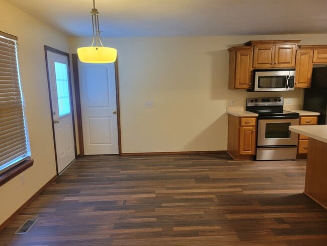 Building Photo - Strafford 3 Bedroom 2 Bath Beauty!  $1395