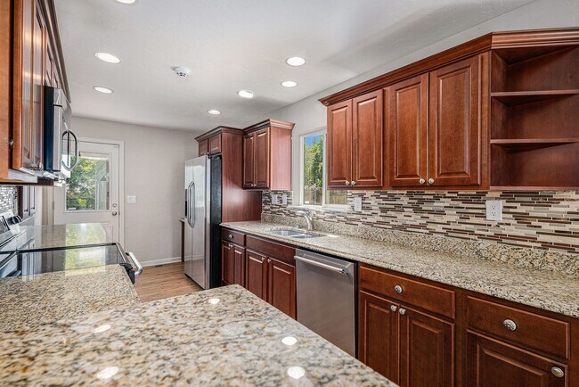 Building Photo - Don't miss this University Hills Home!