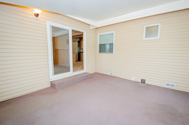 Building Photo - 215 Hillcrest Pl