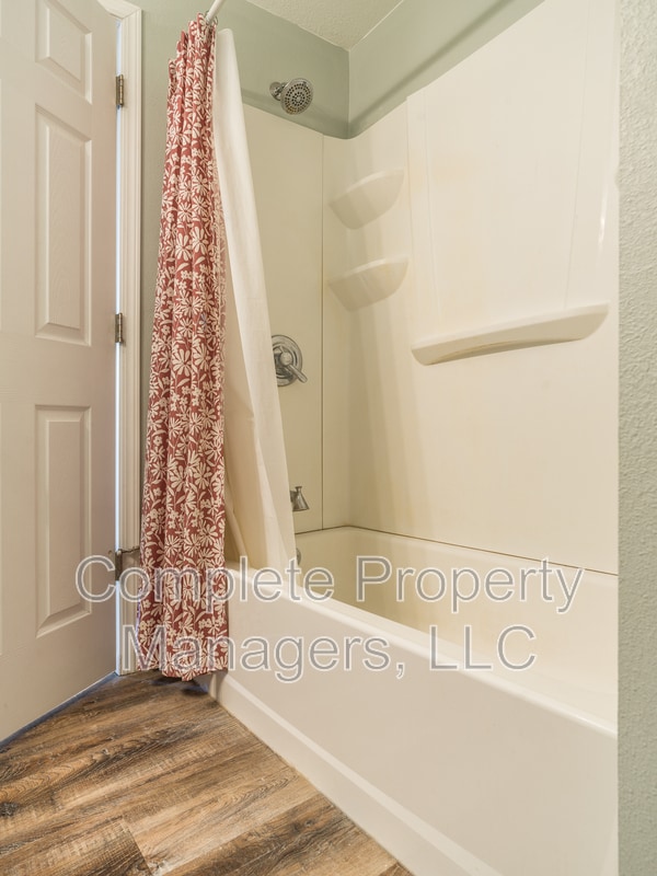 Building Photo - 103 Main St E