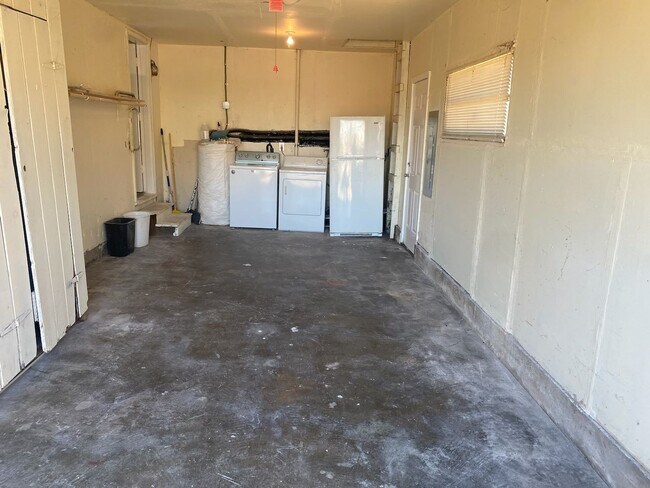 Building Photo - LEASE SPECIAL 1/2 OFF FIRST MONTH'S RENT!!! Desirable Woodlawn Neighborhood Ranch