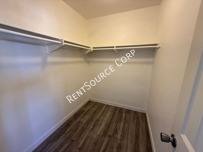 Building Photo - 2 Bedroom/2.5 Bathroom Two Story Condo for...