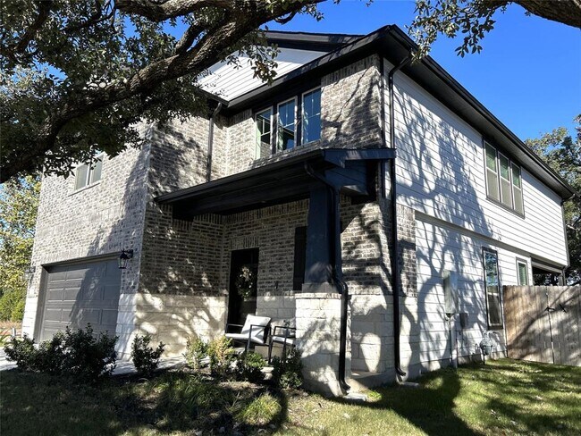 Building Photo - 700 Hays Hill Dr