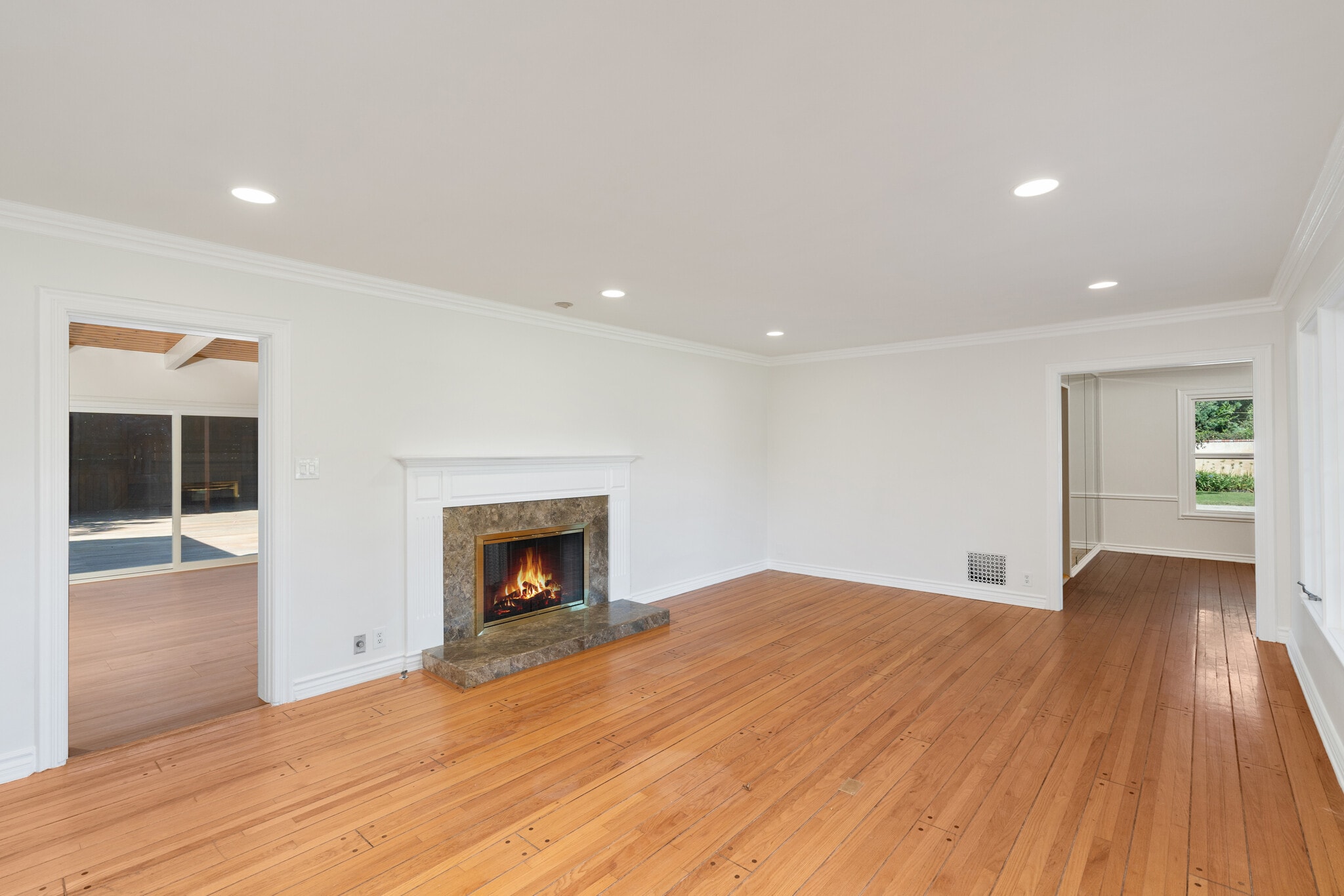 Building Photo - 8757 Encino Ave