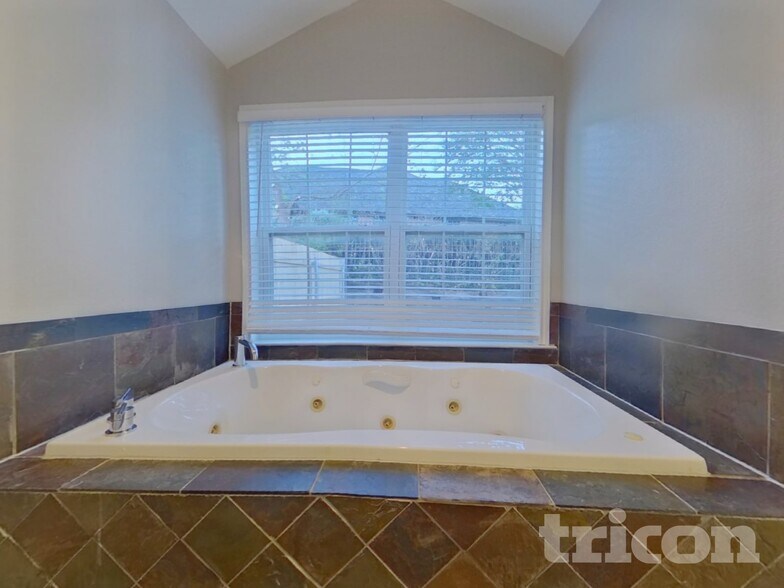 Building Photo - 7512 Skylake Ct