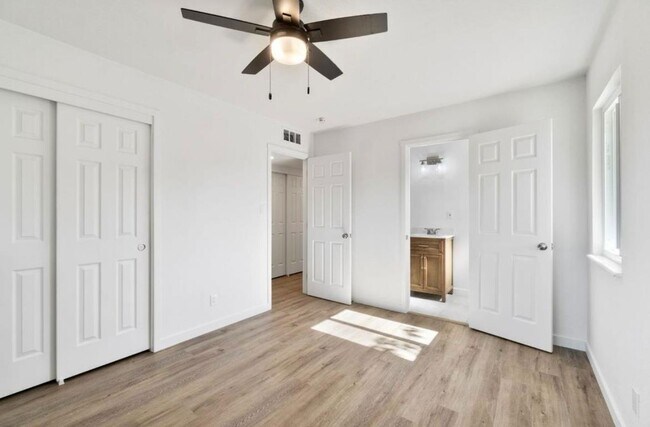 Building Photo - 934 W Alamos Ave