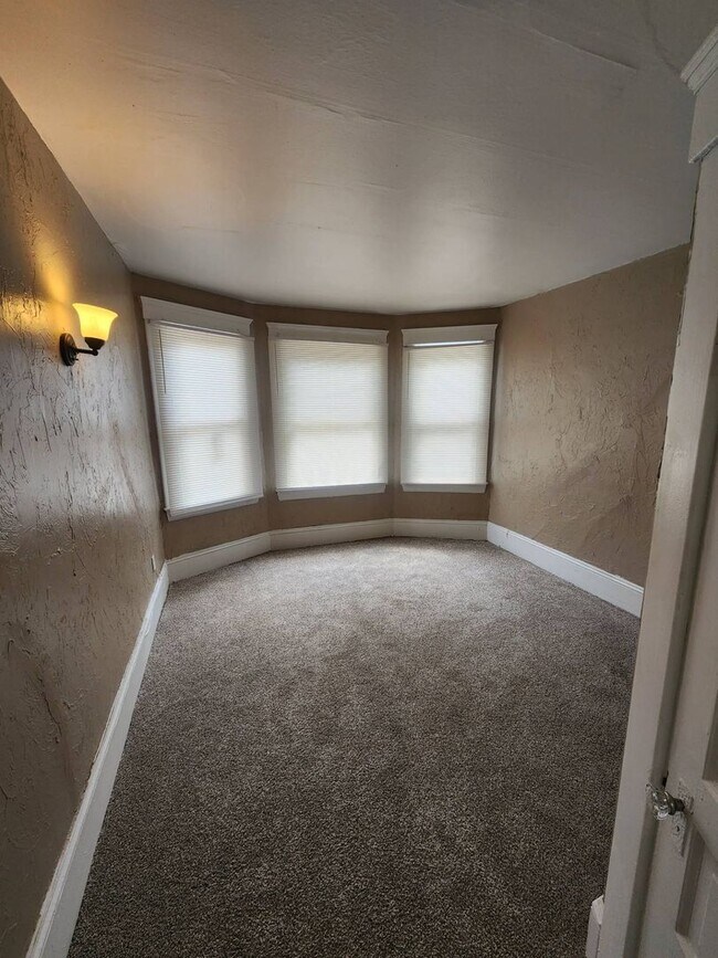 Building Photo - Charming 4-Bedroom Property in Prime Location