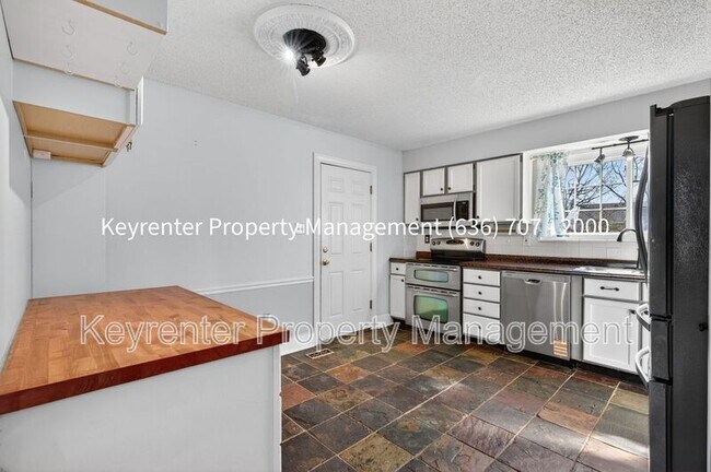 Building Photo - 971 Whispering Ridge Ln