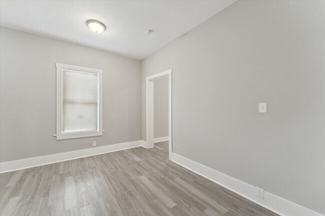 Building Photo - 1020 W 37th St