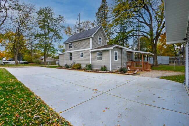 Building Photo - 9156 Elizabeth St