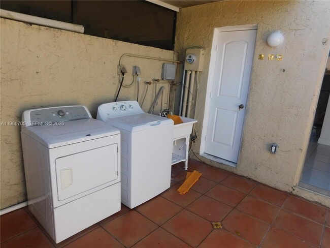 Building Photo - 14211 Kendale Lakes Cir