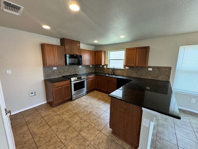 Building Photo - Ready for Move In! Spacious 4 bedroom 3 ba...
