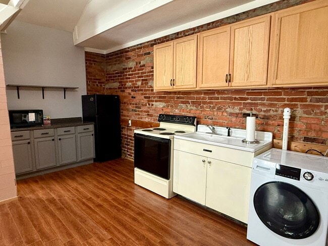 Building Photo - Immaculate Studio Apt. w/All utilities- Less than 5- minute drive to Downtown Bristol!