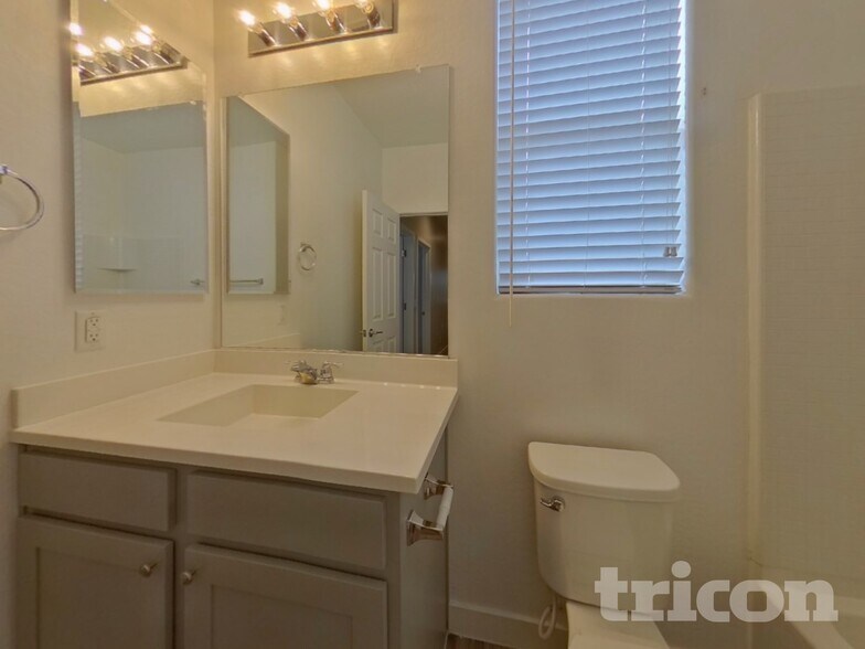 Building Photo - 2638 E Danbury Rd