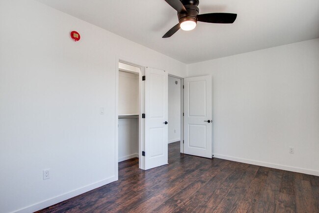 Building Photo - 1221 E 13th St