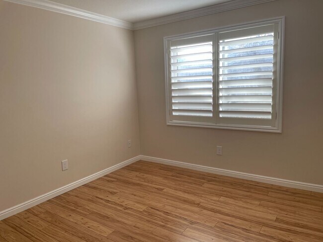 Building Photo - 6 Bedroom/3.2 Bath Home For Rent in Sandy