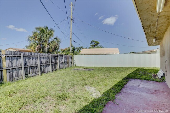 Building Photo - 4961 SW 17th St