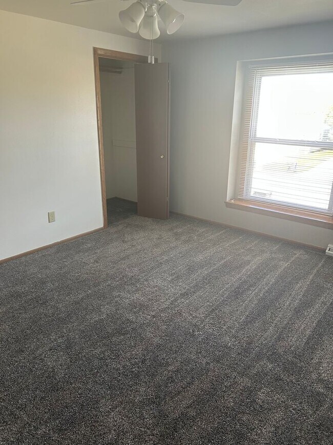 Building Photo - 730 Fairwood Dr