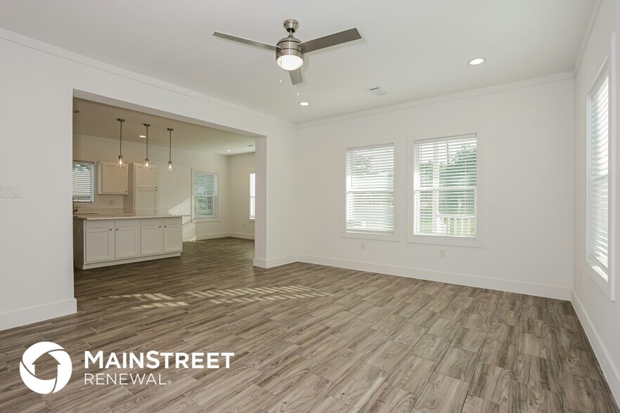 Building Photo - 4330 Fernwood Ave