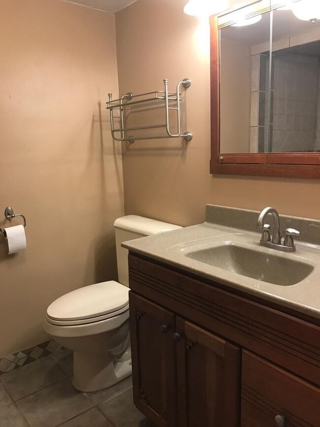 Building Photo - Spacious Rock Island Home with Family Room and Garage!