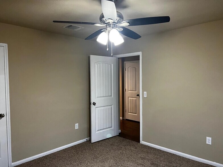 Building Photo - Room in House on Riparian Rd