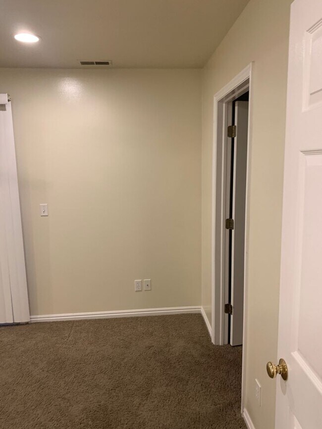 Building Photo - 672 N 500 W